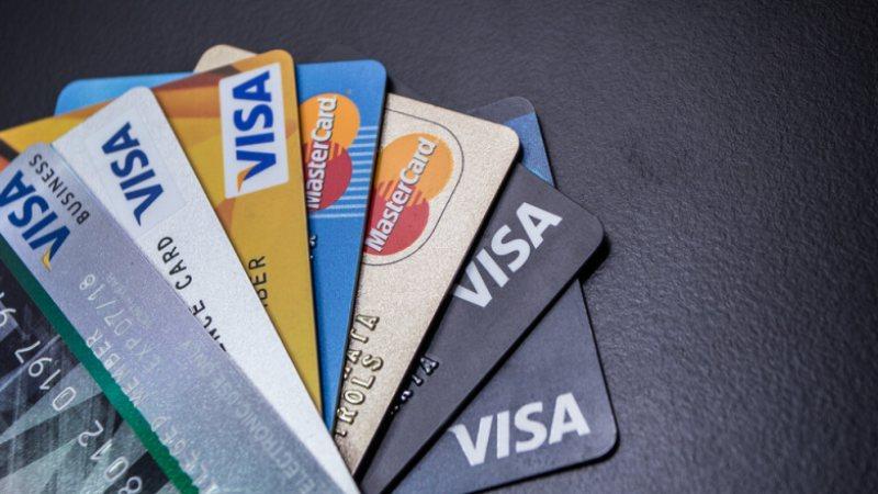 Apa Perbedaan Kartu Kredit Visa dan Master Card?
